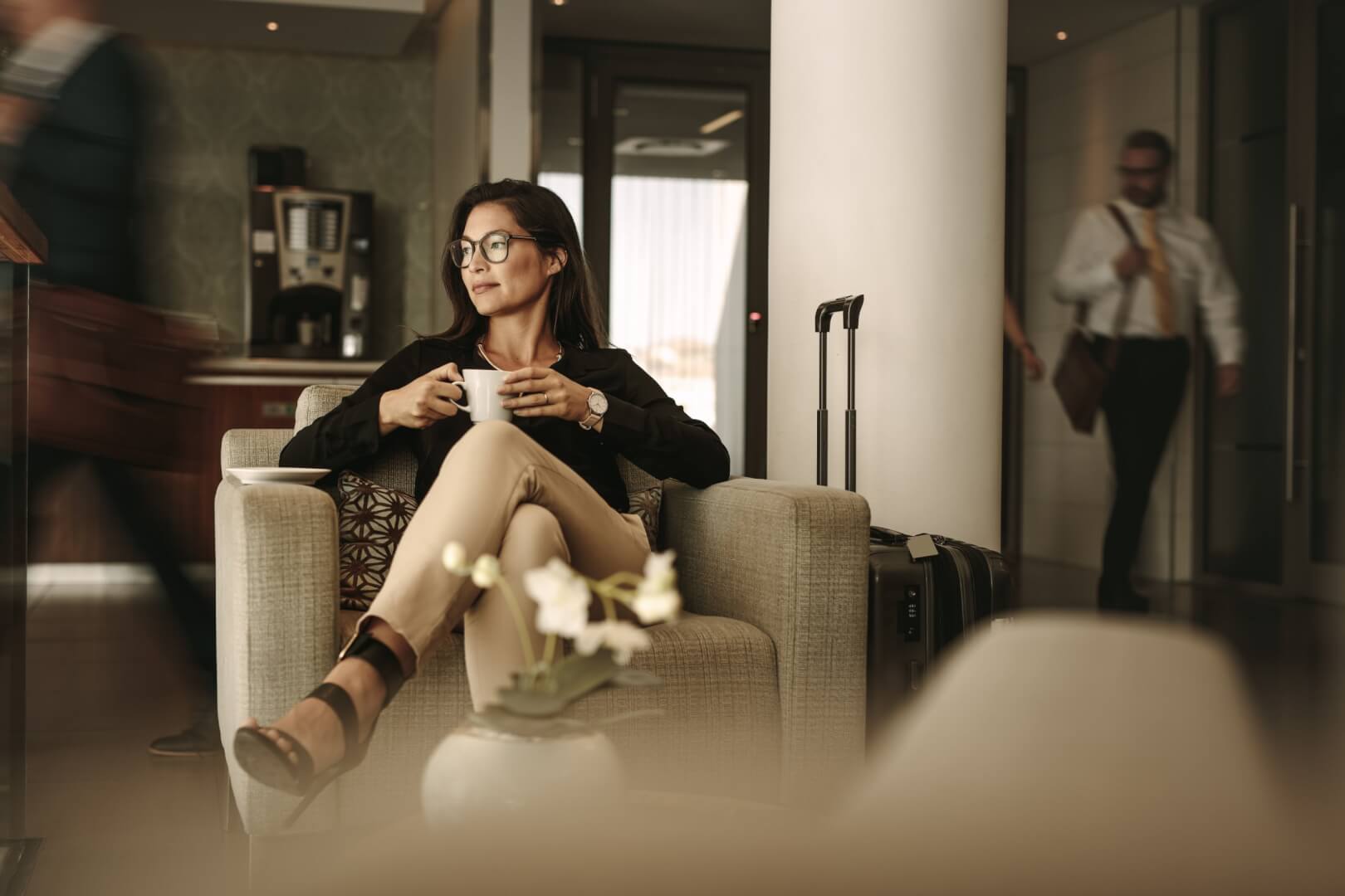 Xícara de café em ambiente de espera confortável